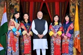 不丹老国王：生10个子女，带着4位亲姐妹王后与印度总理莫迪同框图片