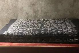 面对敌人点燃的火堆，她大义凛然，宁死也不说出八路军的下落图片