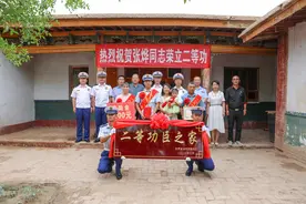 一人立功，全家光荣！甘肃省消防救援总队开展为二等功臣“送奖到家”活动图片