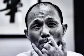 赌王传奇：150块拜师学艺，一场赌局狂揽800万，被砍双腿追忆师父图片