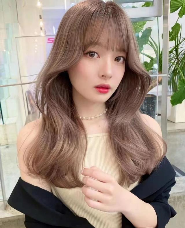 发型好看图片女,女人过了50岁,剪短学会烫,推荐这3种"卷发",减龄显