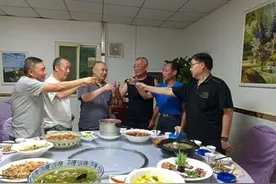 酒桌上，当对方对你做“3个举动”，其实是在赶你走，别自讨没趣图片
