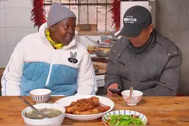 黑人媳妇怀二胎，和丈夫甜蜜秀恩爱，家中冰箱、墙壁藏污垢惹争议图片