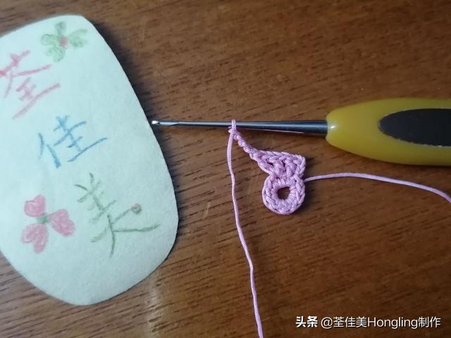 钩织了好几朵高颜值糖果色的可爱立体镂空花花,这是图文教程哦