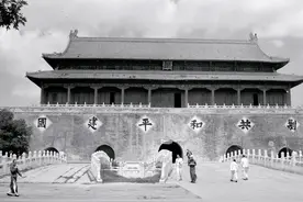 1969年，天安门秘密拆除后重建，拆除时发现数枚炮弹和一个小木盒图片