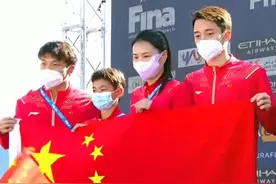 太可爱！全红婵领奖前，主动与师姐十指相扣，手牵手登台接受欢呼图片