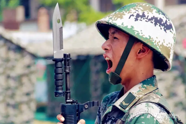 56冲的三棱刺刀折叠在护木下会划伤手吗?现代战争还会拼刺刀吗?