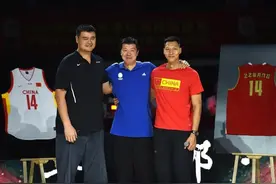 姚明现身参加活动，体重超400斤，膝盖引人担忧，二胎或面临压力图片