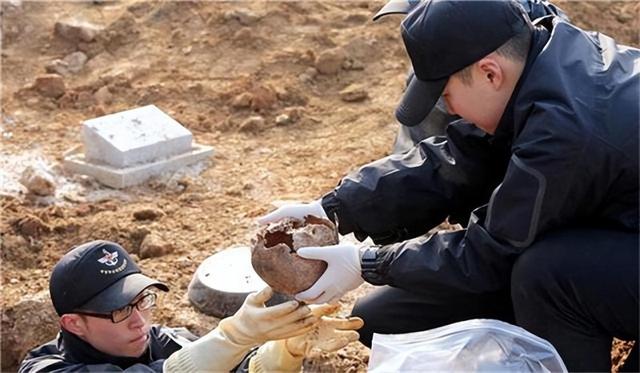 遗忘的英雄：2010年一暴雨冲出3000具尸骸，73岁老人看后老泪纵横