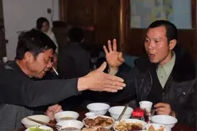 老酒鬼们相聚合照，“桌上白酒”成最大亮点，网友热评：难得一见图片