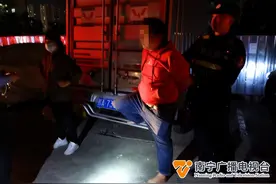 卖水果小货车搭售烟花爆竹？罚！图片