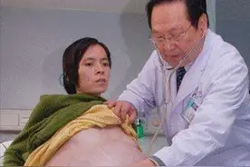 12年前，那名被丈夫抛弃的"巨腹"女人，如今二婚成了三个孩子的妈图片