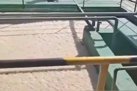 山西一化工厂被指用洒水车排污水至路面？厂方回应图片