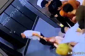 不是男女朋友！在酒吧卫生间遭强行拖拽女子系未成年人图片