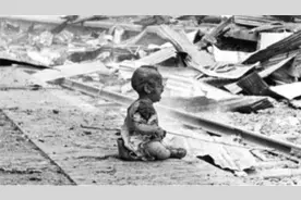 1937年，上海南站遭日军轰炸，坐在铁轨上大哭的小男孩活下来了吗图片