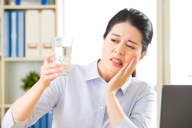 嘴里长了“白点”是怎么回事？除了口腔溃疡，还可能是癌变信号