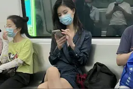 女子坐飞机，扶手被人光脚踩踏还挨骂，网友：我们见过更恶心的图片