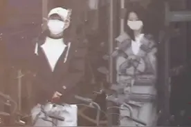 张一山携女友回公寓疑似同居，次日前往机场，在车内拥吻难舍难分图片