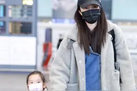 董璇携妈妈女儿现身机场，小酒窝乘坐行李箱，怀抱冰墩墩乖巧可爱图片