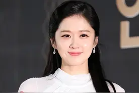 年过40的女人多穿白色裙子，优雅显年轻，减龄效果比彩色的自然图片