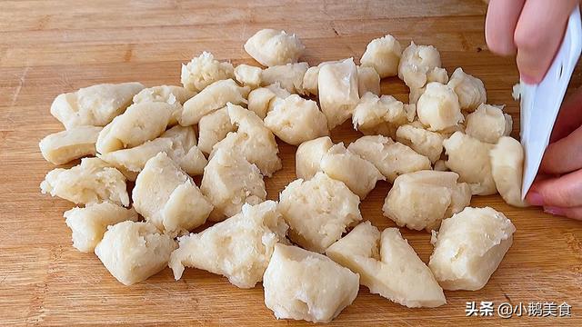 炸糖糕最忌小火慢炸，婆婆卖了40年的糖糕，教你炸糖糕正确做法