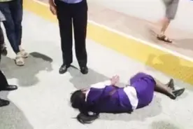 35岁女子地铁出口晕倒，超过18人无一人敢扶致死，法官：赔30万图片