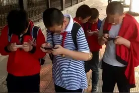 900多万农村留守儿童现状：最先被手机毁掉的是底层的孩子图片