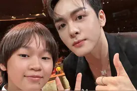 大湾区晚会好多人和全红婵合影，张译细节满分，曾舜晞加上好友了图片