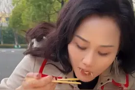 56岁女星吃10元路边摊炒饭，生气拍桌对摊主大吼大叫，本人已回应图片