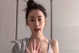 张天爱穿运动内衣身材傲人，排骨胸巴掌腰抢镜，网漫女主有了脸图片