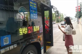 「筑牢疫情防线」记者体验之宝鸡公交车：戴口罩、扫码、亮贴纸是“规定动作”图片