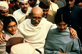 圣雄甘地：与侄孙女做禁欲实验，每一次都失败，是圣人还是伪君子图片