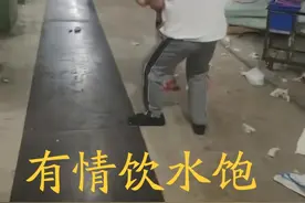 回顾结婚纪念日老公突然出现，抱起加班的老婆亲吻，网友：有问题图片