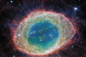 2500光年外，这是韦伯拍到的一张宇宙深空图，图像的中心令人深思图片