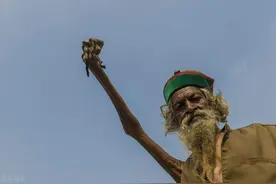 印度男子抛弃优渥生活当苦行僧，右手高举40多年，萎缩也不愿放下图片