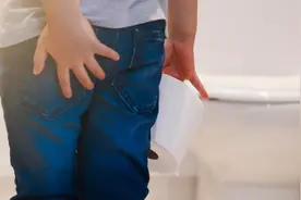 孩子刚学会独立上厕所，内裤上总有大便，怎么回事？不是没擦干净图片