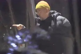 60岁姜文胡子花白，带家人出街吃饭，过马路突然发飙妻儿不敢笑闹图片