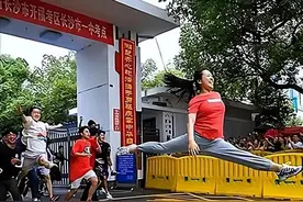 2020年高考，刚出考场就跳“一字马”的湖南女孩，3年后怎么样了图片