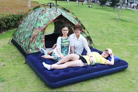 户外露营是选择充气垫还是气垫床，两者有什么区别图片