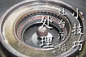 灶台又油又脏难清理，教你2个小妙招，油污轻松去除，省钱又实用图片