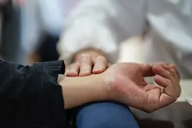 青岛有个“中医侠”，行医25年，为超过10万人免费诊治图片