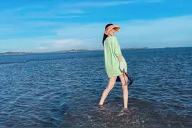 林峯老婆张馨月带娃赶海，素颜出镜秀笔直美腿，女儿戴帽模样可爱图片