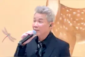 陶喆罕见出镜唱歌，头发全白神似张庭老公，林青霞深情跟唱图片