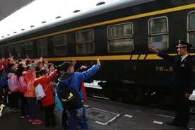 高铁普及后，普通列车却越来越少，被取代的绿皮火车都去哪了？图片