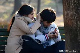 分手后还应不应该保持暧昧的关系？该如何正确处理？图片