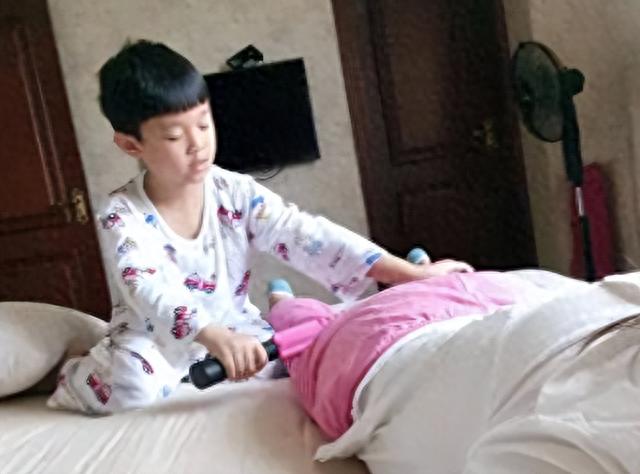 14岁儿子帮妈妈按摩，却按到妈妈敏感部位，儿大要避母！