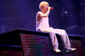 鹿晗北京演唱会关晓彤也低调出现图片