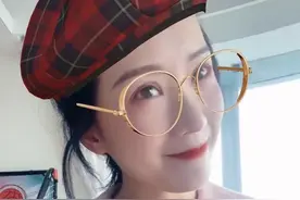 李念假期宅在家撸猫，穿开衫毛衣配牛仔裤好养眼，跟猫斗气太可爱图片