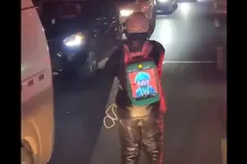 天津武清 出警消防车途经窄路遇堵车，代驾小哥车流中奔跑为消防车开路图片