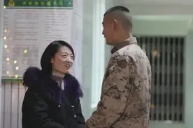 警官姐姐不远千里，来到了战士弟弟的营区...图片